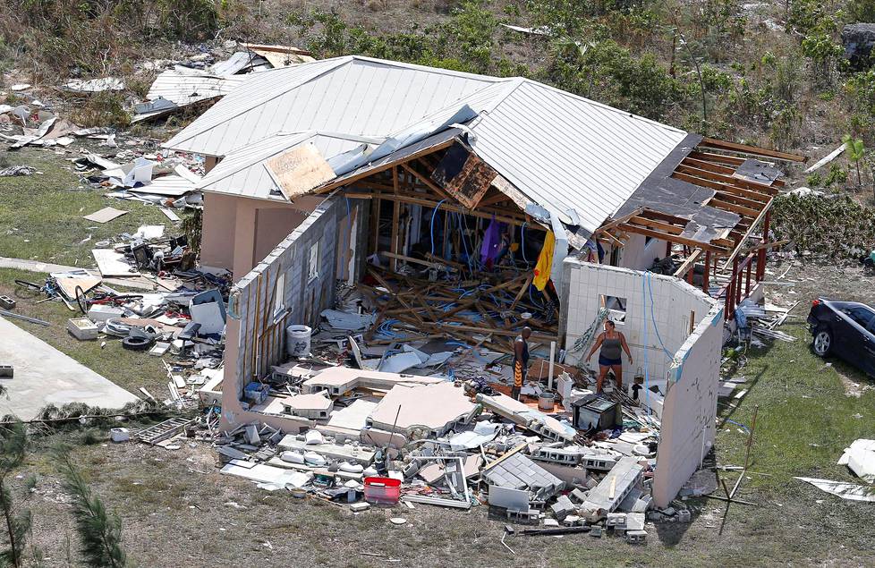 Suuri osa rakennuksista on täysin tai osittain tuhoutunut Grand Bahaman saarella.