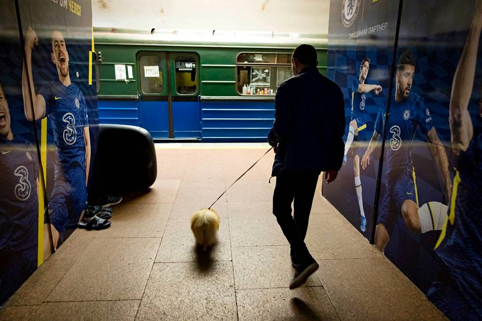 Артем Артюменко идет по тоннелю метро выгуливать свою собаку. ФОТО: МИКА РАНТА / HS