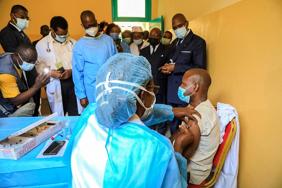 Terveysministeri Manaouda Malachie (toinen vasemmalta) saapui katsomaan, kun  kamerunilaisille annettiin kiinalaisen Sinopharm-yhtiön kehittämiä rokotteita 12. huhtikuuta pääkaupunki Yaoundéssa. 