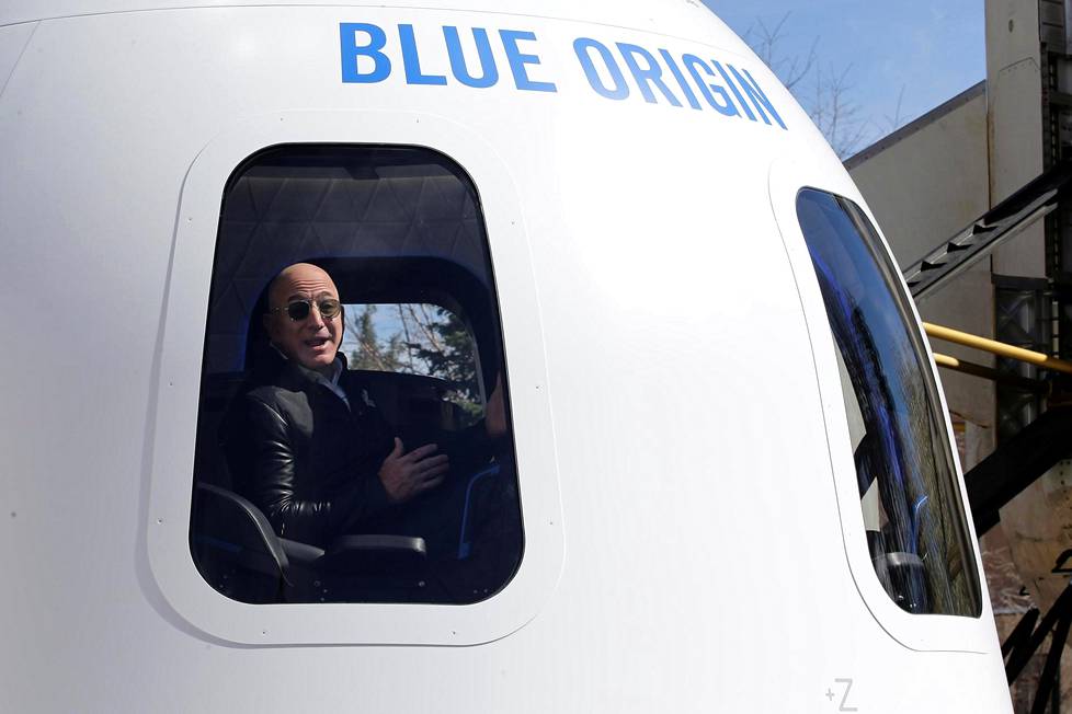 Amazonin toimitusjohtaja Jeff Bezos perusti Blue Origin -yhtiön vuonna 2000. Vuoden 2017 keväällä hän esitteli ajatuksiaan medialle Coloradossa Yhdysvalloissa avaruusalan symposiumissa.