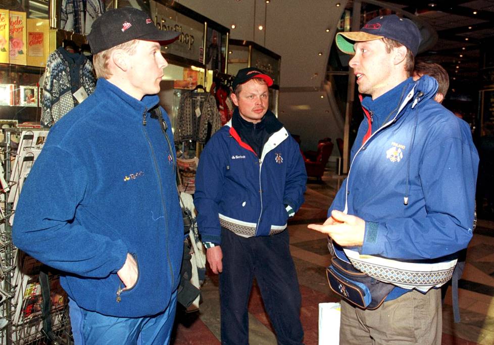 Marko Anttola (vas.) ja Mika Myllylä (oik.) neuvonpidossa maaliskuussa 1998 Oslossa.