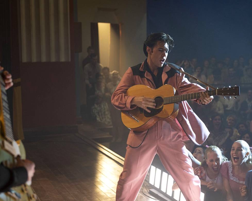 Elvis-uutuuselokuvassa seurataan Elvis Presleyn uraa. Nimiroolin näyttelee Austin Butler.