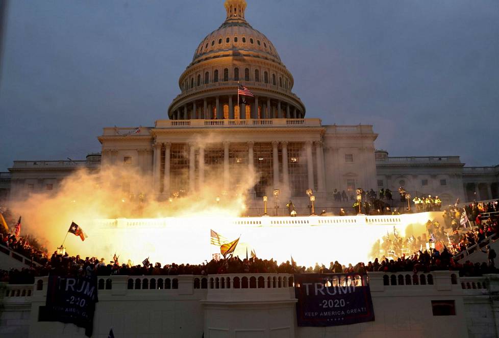6. tammikuuta. Poliisin räjähde valaisi Capitol-kukkulan Donald Trumpin kannattajien tunkeutuessa Yhdysvaltain kongressitaloon Washingtonissa.