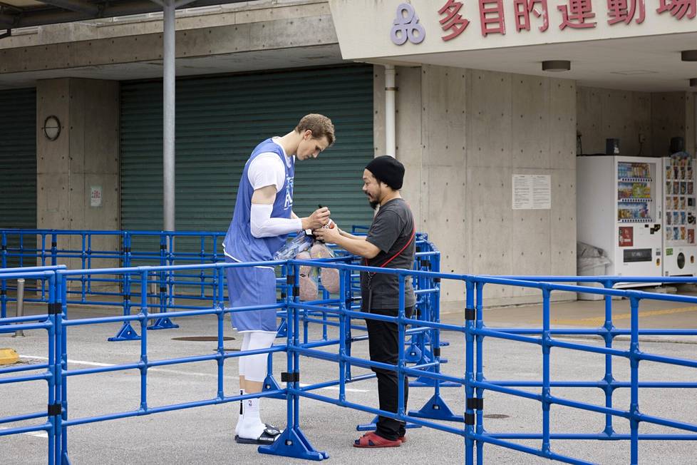 Lauri Markkanen's autograph was also in demand among the WC tournament employees.