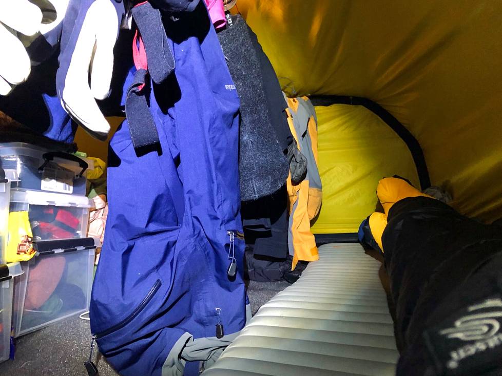 Vaatteiden kuivattamista teltan sisällä kuvausretkellä.