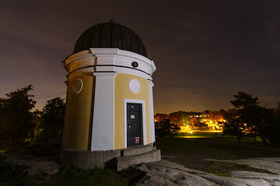 Kaupunkien valosaaste haittaa tähtien katselua. Tähtitieteellisen yhdistyksen Ursan tähtitorni on Helsingin Kaivopuistossa.