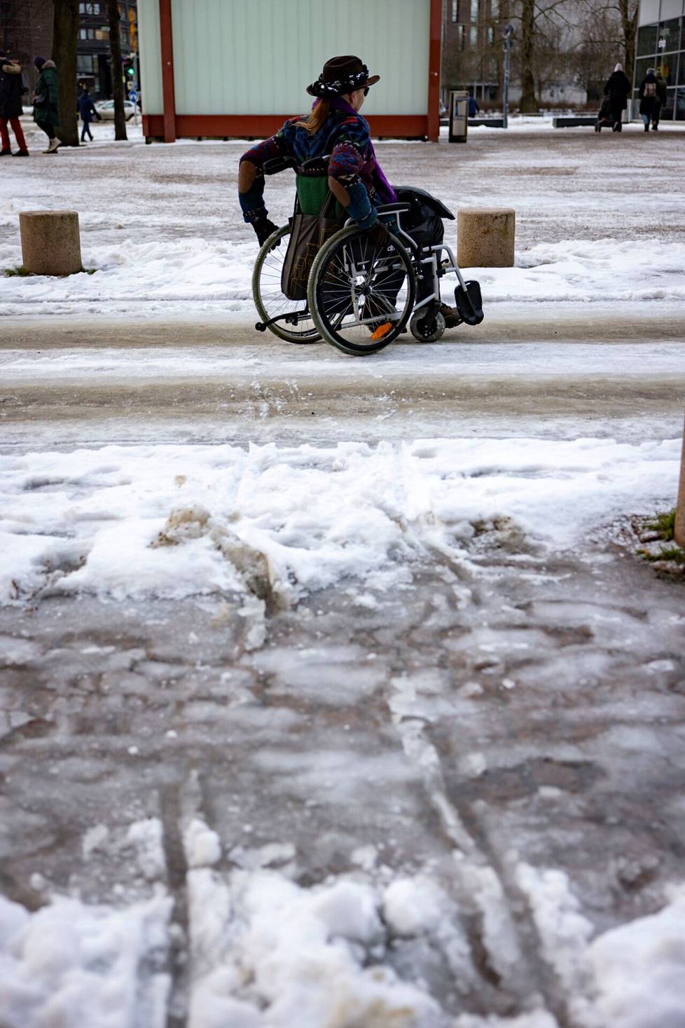 Jalanjäljet lumessa osoittavat suositun reitin. Pyörätuolilla sitä ei vain kuljeta noin vain. 