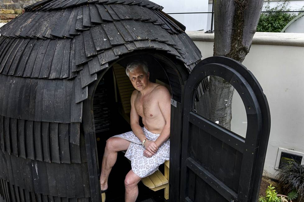 Viron Lontoon-suurlähettiläs Viljar Lubi rakennutti virka-asuntonsa takapihalle virolaisen saunan. 
