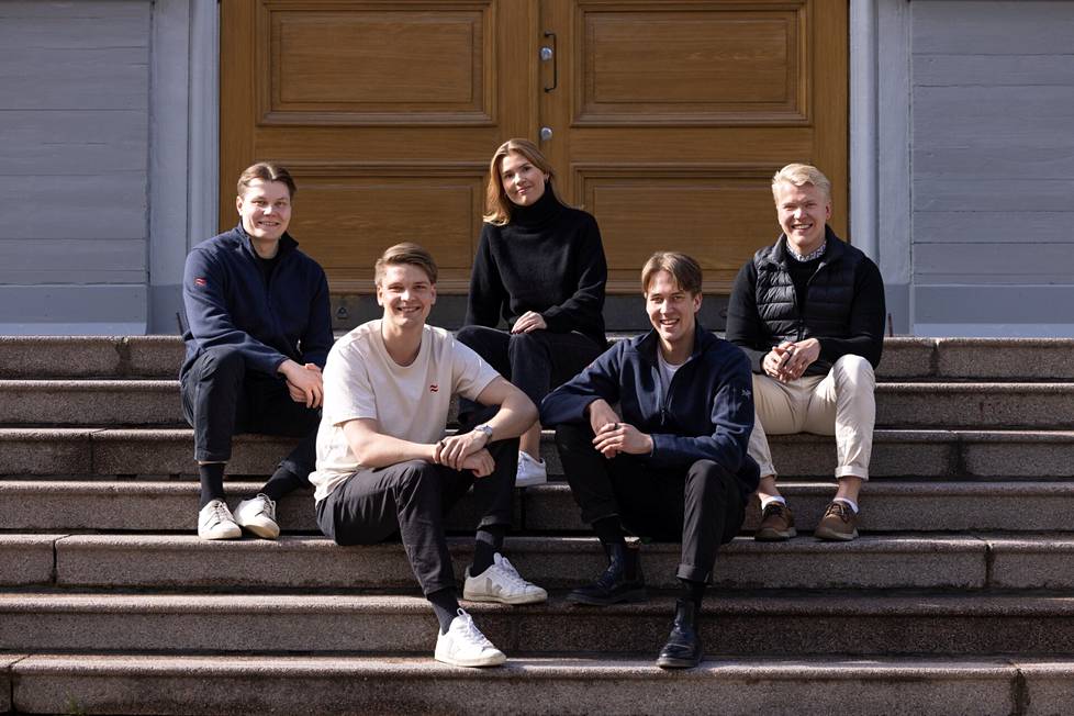 Wave Venturesin tiimi Lauri Lahtinen (vasemmalta), Erik Kymäläinen, Lyydia Lappi, Aleksi Päkkilä ja Valtteri Korkiakoski.