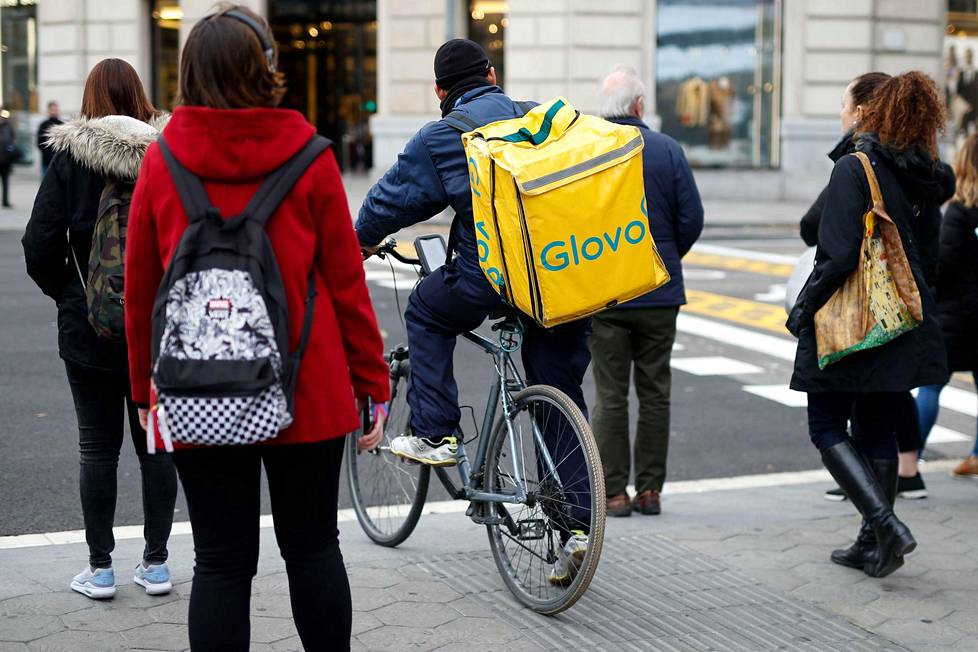Glovon lähetti ajelee pyörällään Barcelonassa.