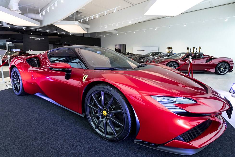 Moni luksusautoa haluava suomalainen ostaa Ferrarin. Kuva otettiin Luxury Collection Automobiles -yhtiön myymälässä Lempäälässä.