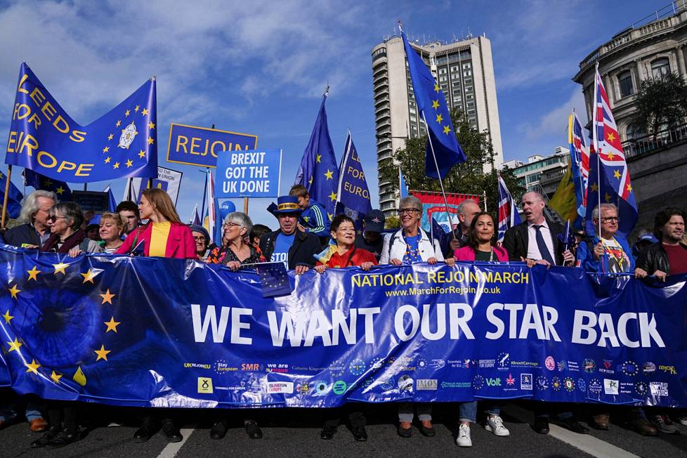 Mielenosoittajat vaativat lauantaina Lontoossa Britannian paluuta EU:hun: Haluamme tähtemme takaisin.
