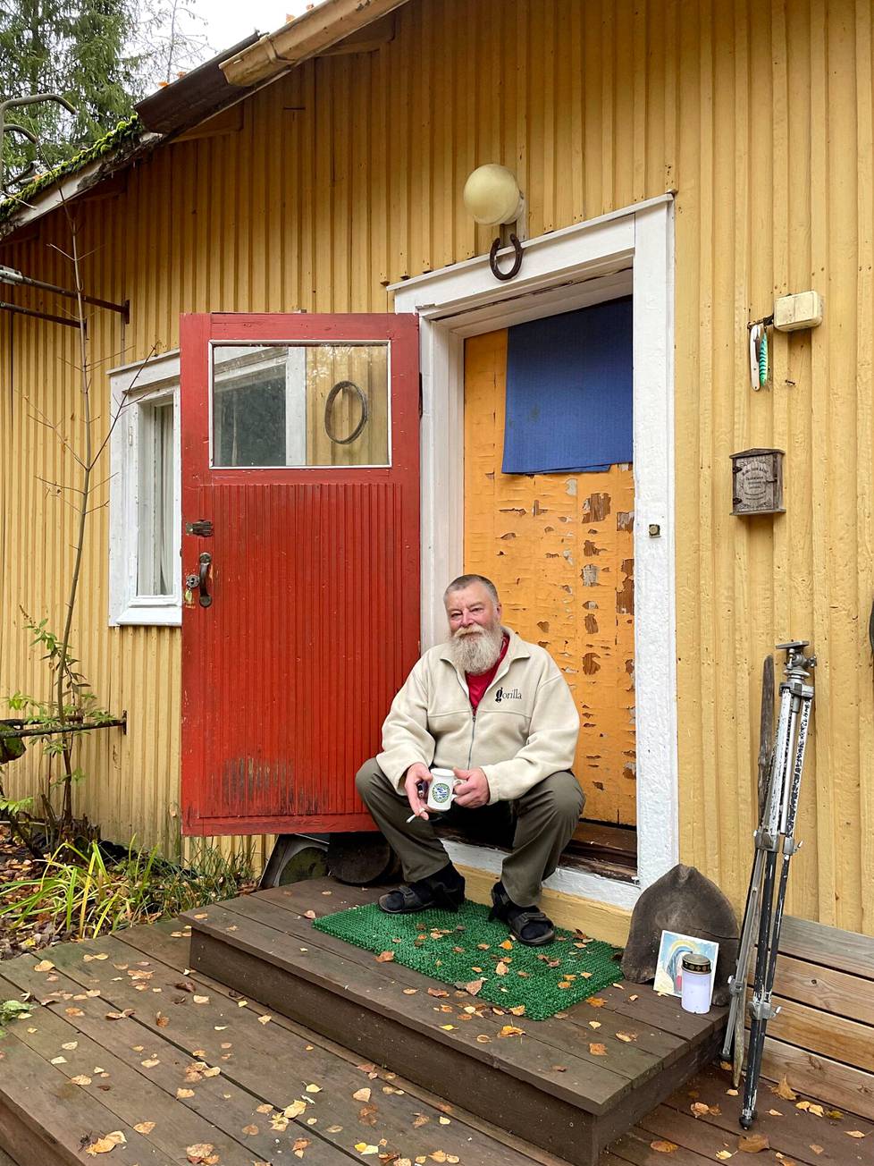 Ari Jaskari kuvattuna kotitalonsa portailla viime vuoden lokakuussa.