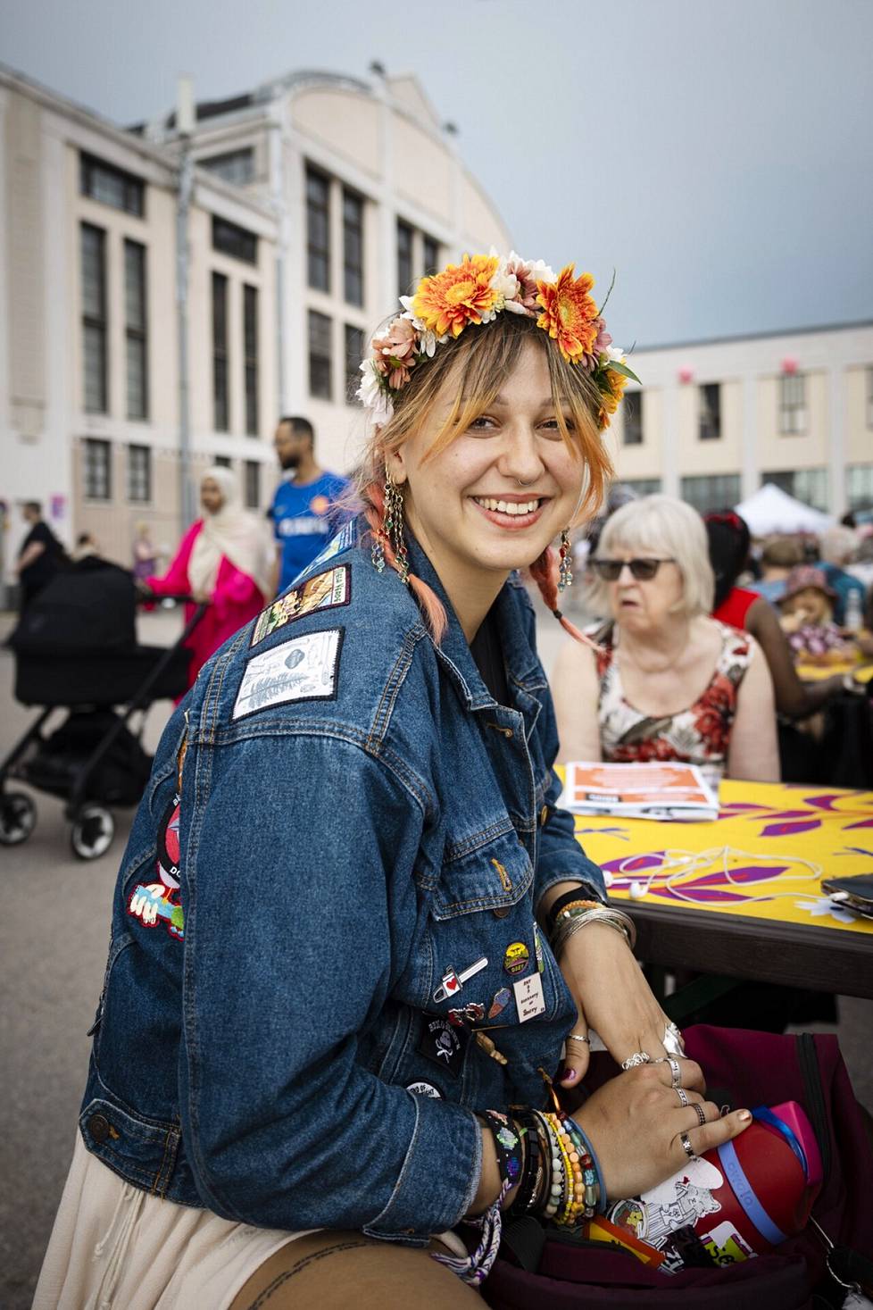 Sharon Freystaetter from New York has a denim jacket in which she has put souvenirs from the places she has visited.  He made the flower garland himself on Saturday at Teurastamo's spring party.