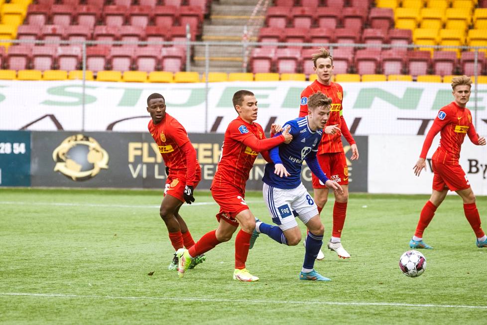 Leo Walta (toinen vas.) kamppaili pallosta Nordsjællandin reserviliigan ottelussa Lyngbytä vastaan.