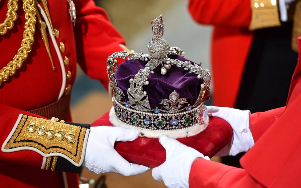 Imperial State Crown nähtiin usein kuningatar Elisabetin päässä.