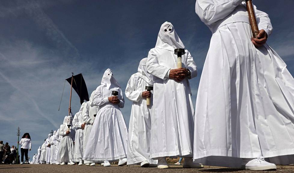 Hautajaisissa käytettäviin käärinliinoihin pukeutunut kulkue pitkäperjantaina Bercianos de Alisten kylässä Luoteis-Espanjassa.