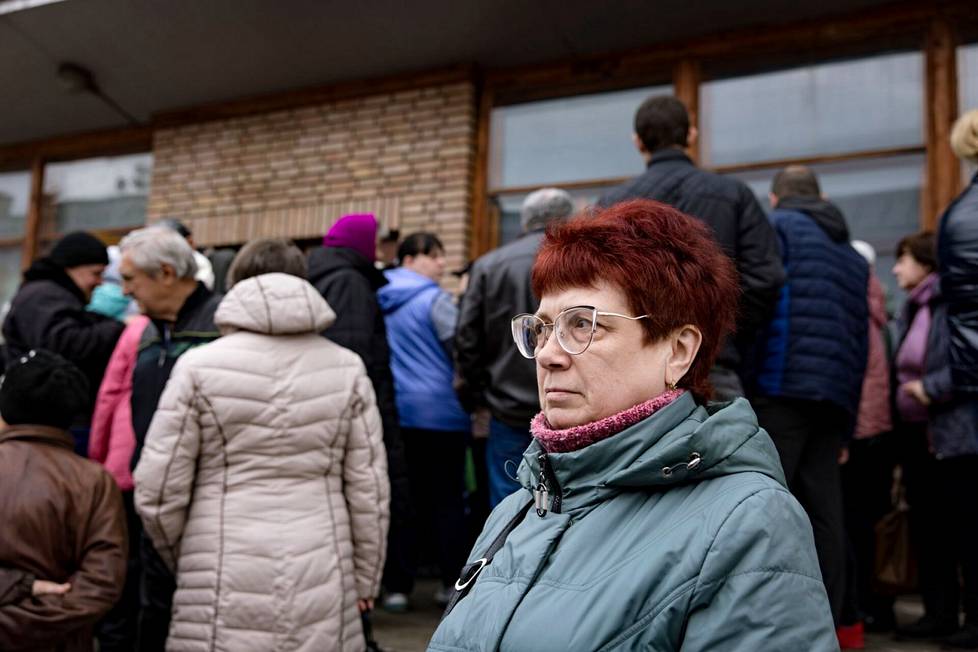 Люди стоят в очереди за гуманитарной помощью в центре Краматорска. Валентина тоже встала в очередь. ФОТО: МИКА РАНТА / HS
