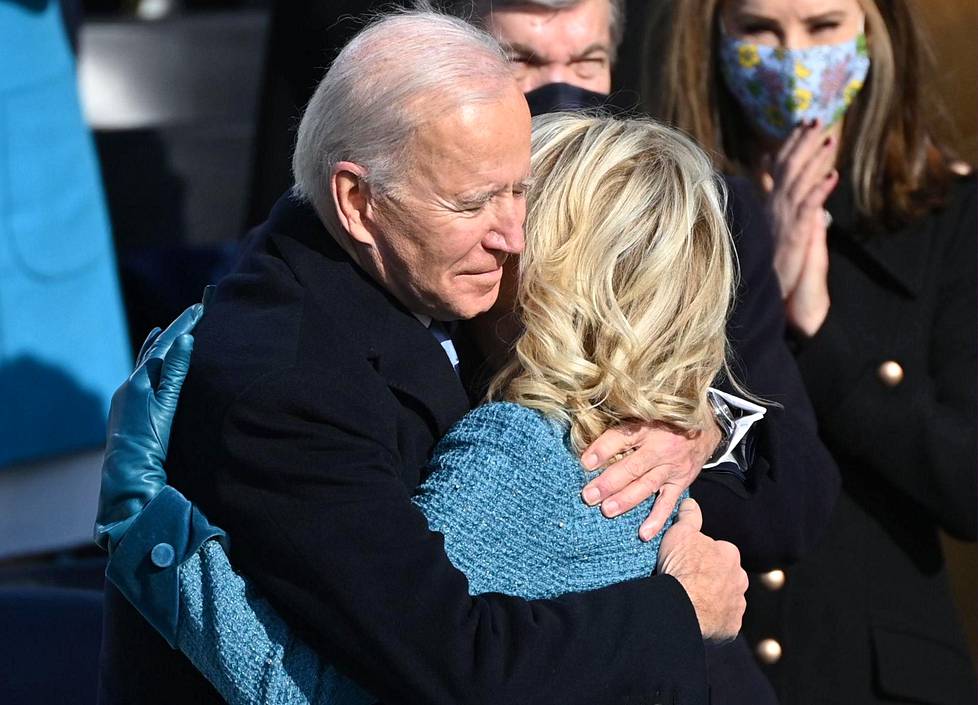 Joe ja Jill Biden onnittelivat toisiaan halauksin presidentin virkavalan vannomisen päätteeksi.