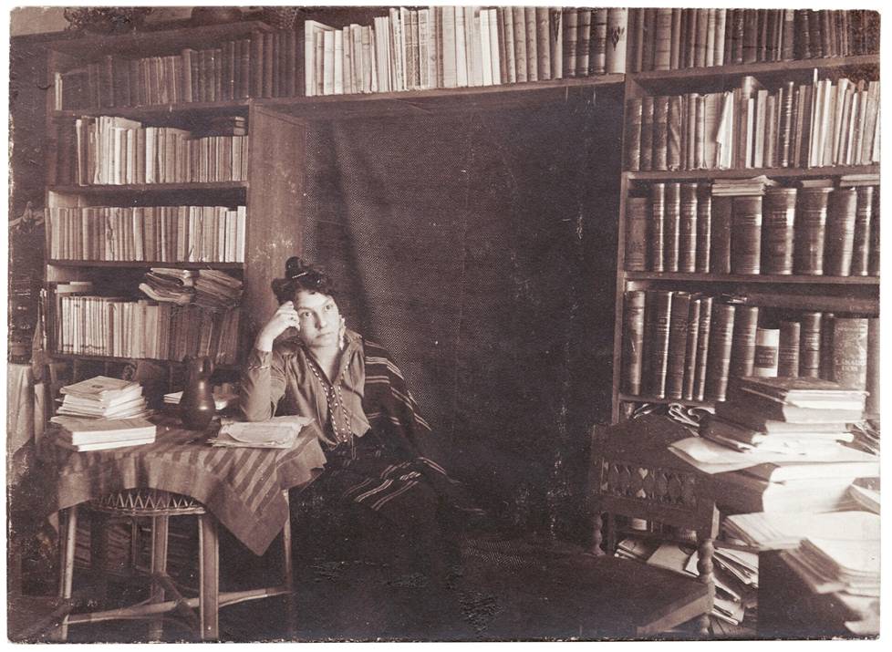 Kirjailija L. Onerva kotonaan, kirjojensa ympäröimänä 1910-luvulla. – Kirjan kuvitusta.
