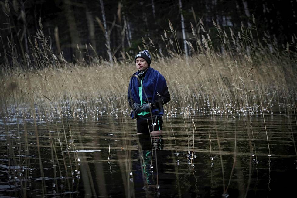 Moninkertainen juoksun Suomen mestari Joonas Rinne antaa jaloilleen kylmähoitoa seisomalla minuuttikaupalla zeniläisen tyynesti jääkylmässä vedessä.
