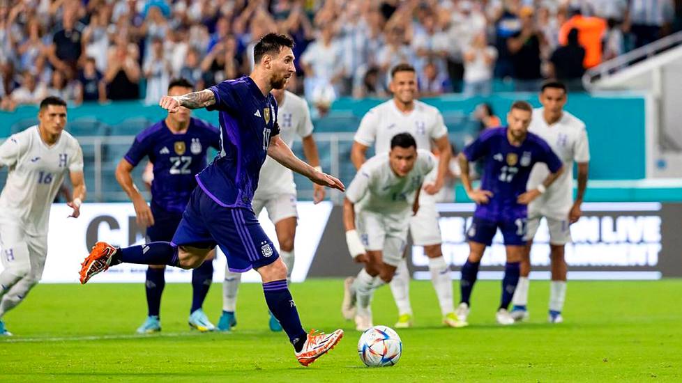 Argentiinan Lionel Messi laukoi pallon pilkulta maaliin ottelussa Hondurasia vastaan marraskuun alussa Miamissa. Kuvassa näkyy, ettei hän katso palloon vaan maalivahdin reaktiota maalilla. Argentiina voitti ottelun 3–0.