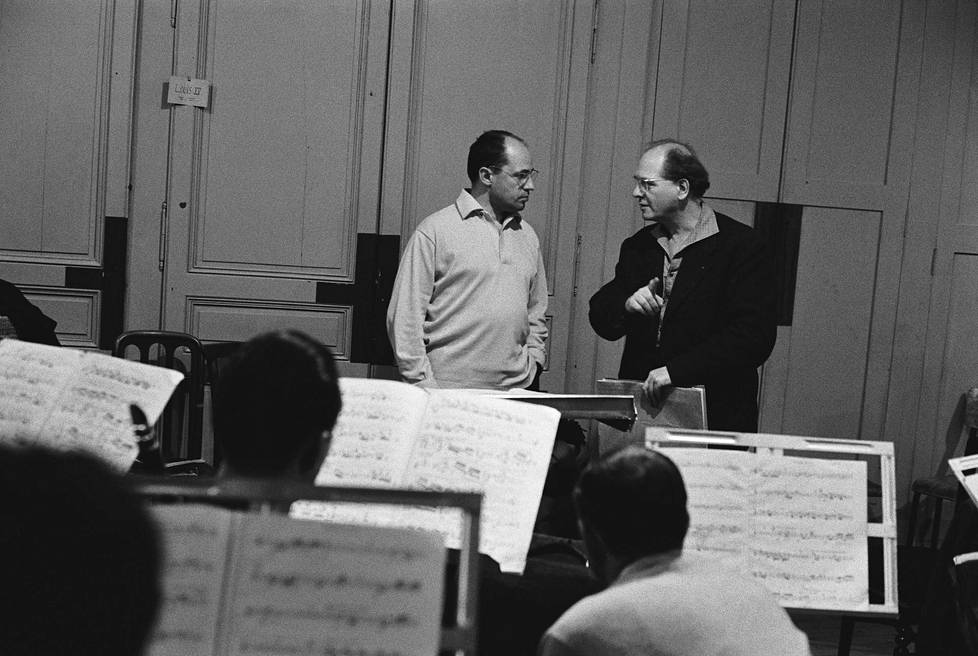 Pierre Boulez (vas) harjoitti Olivier Messiaenin teosta Oiseaux exotiques Pariisissa lokakuussa lokakuussa 1962. Sekä Boulez että Messiaen kuuluivat toisen maailmansodan jälkeisen eurooppalaisen modernismin kärkinimiin.