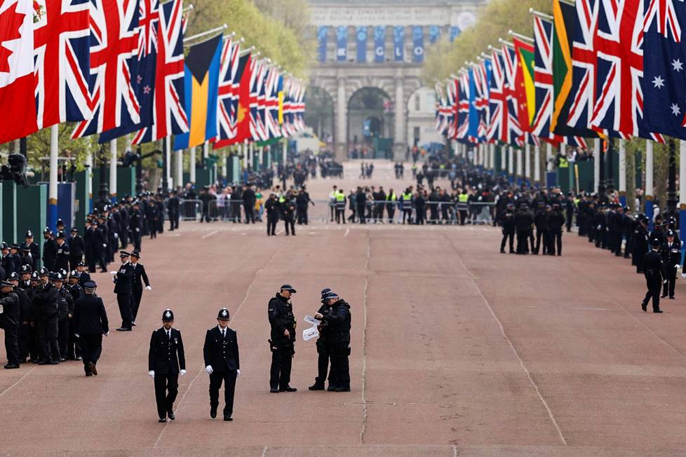 Poliiseja The Mall -kadulla Buckinghamin palatsin edustalla ennen juhlallisuuksien alkua.