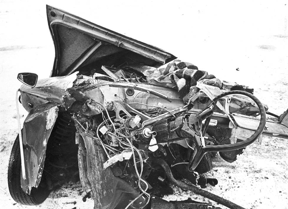 Liikenneonnettomuudessa osiksi repeytynyt auto Tampereen Epilässä vuonna 1972, joka oli suomalaisen liikennekulttuurin mustin vuosi. Vain avain on jäänyt paikalleen virtalukkoon. 