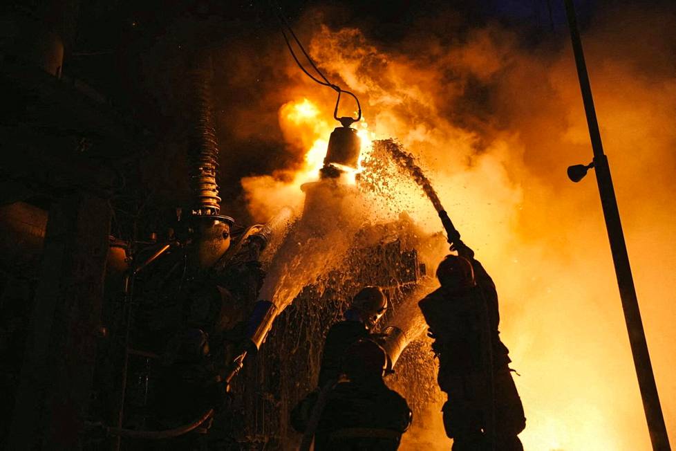 19. joulukuuta. Pelastustyöntekijät yrittävät hillitä voimalaitoksessa riehuvaa tulipaloa Kiovassa Venäjän jatkaessa iskuja Ukrainan infrastruktuurikohteisiin.