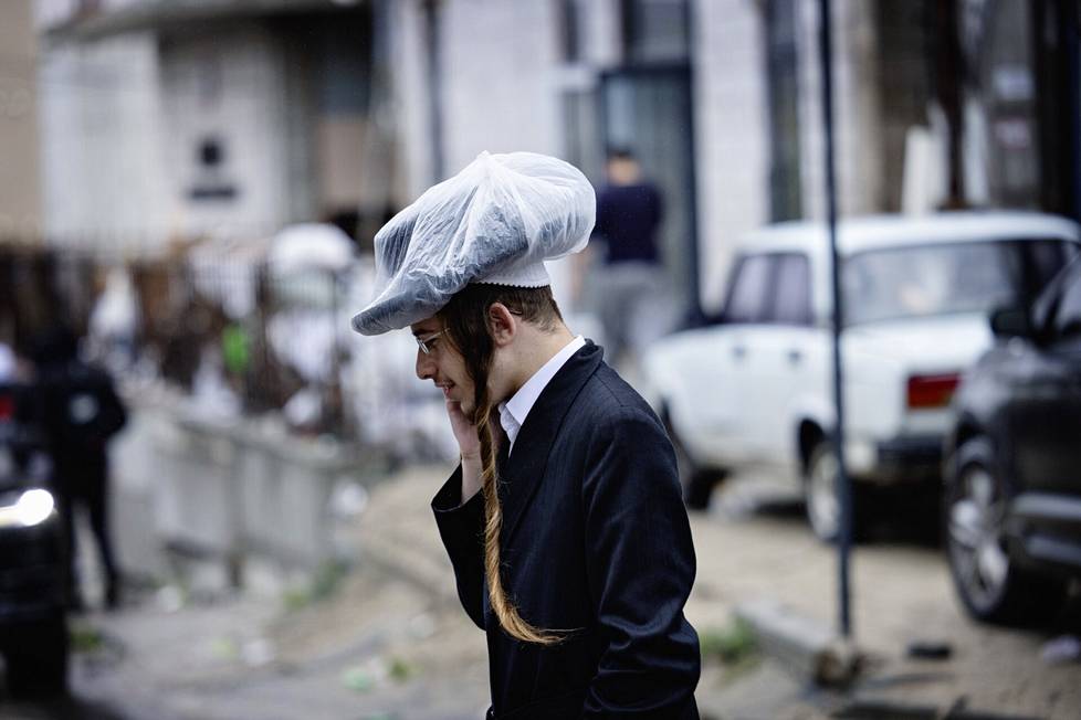 Hasidimies on suojannut hattunsa sateella Ukrainan Umanissa.