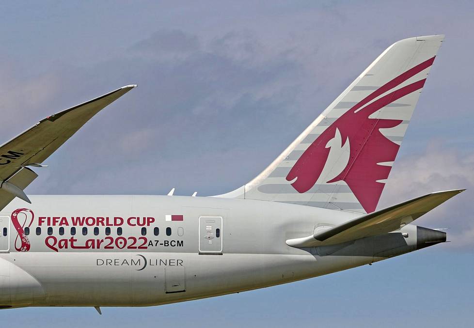 Satojen pikalentojen ralli ympäri Persianlahden maita kuuluu Qatarin isännöimien jalkapallon MM-kisojen ympäristöongelmiin. Kuvassa Qatar Airwaysin Boeing 787 Dreamliner -lentokone MM-kisavärityksessä.