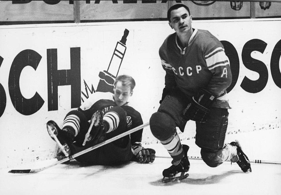 Lasse Oksanen pyllähti kotikisoissa Tampereella vuonna 1965 ottelussa Neuvostoliittoa vastaan. 