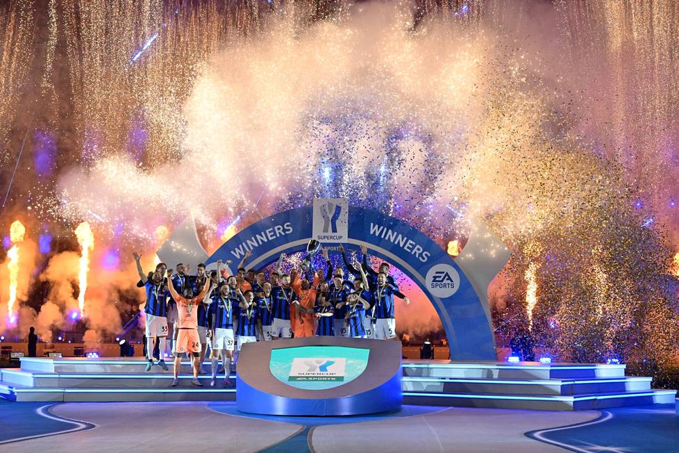 Milanon Interin pelaajat juhlivat Italian supercupin voittoa Riadissa pelatun ottelun jälkeen 18. tammikuuta.
