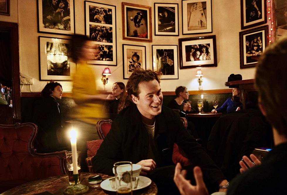 Torstai oli viimeinen ilta ennen kuin Ruotsin ravintoloita koskevat alkoholinmyyntirajoitukset tulivat voimaan. Södermalmilla sijaitsevassa Söders Hjärta -ravintolassa oli vielä vilinää.