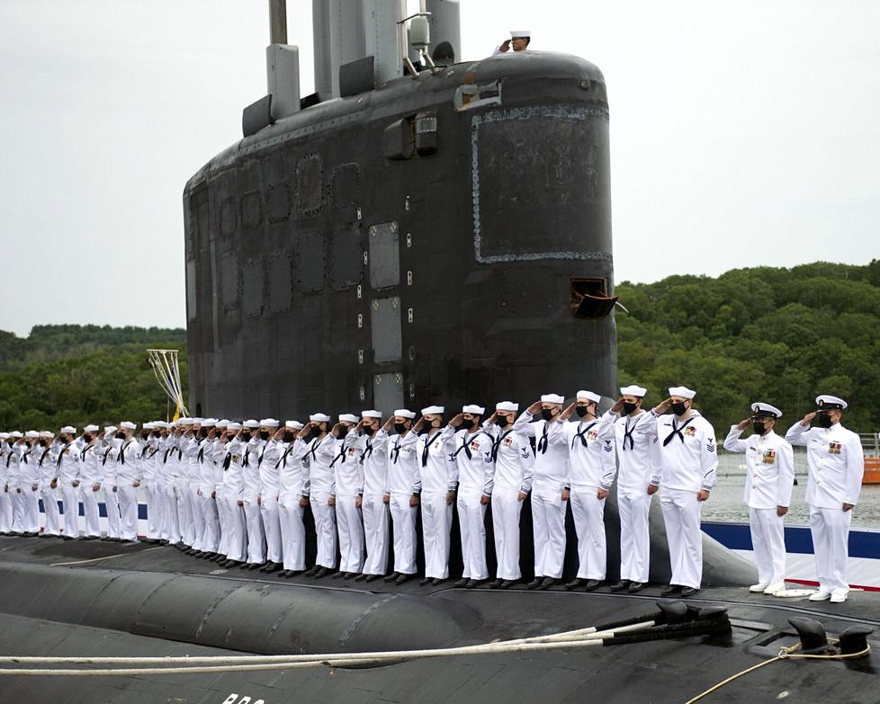 Yhdysvaltain Virginia-luokan sukellusvene USS Vermontin miehistö veneen kannella New Londonin laivastotukikohdassa Connecticutissa elokuussa 2021. 