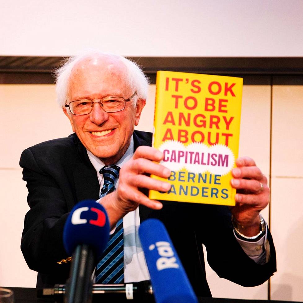 Senaattori Bernie Sanders kehotti Lontoossa ihmisiä ostamaan uuden kirjansa, koska siinä kerrotaan suomalaisesta koulutusjärjestelmästä.
