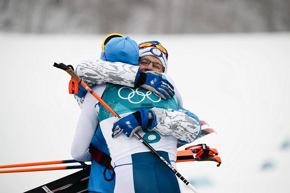 Olli Ohtosen ja Iivo Niskasen (selin) suuri hetki, 50 km:n olympiavoitto vuonna 2018.