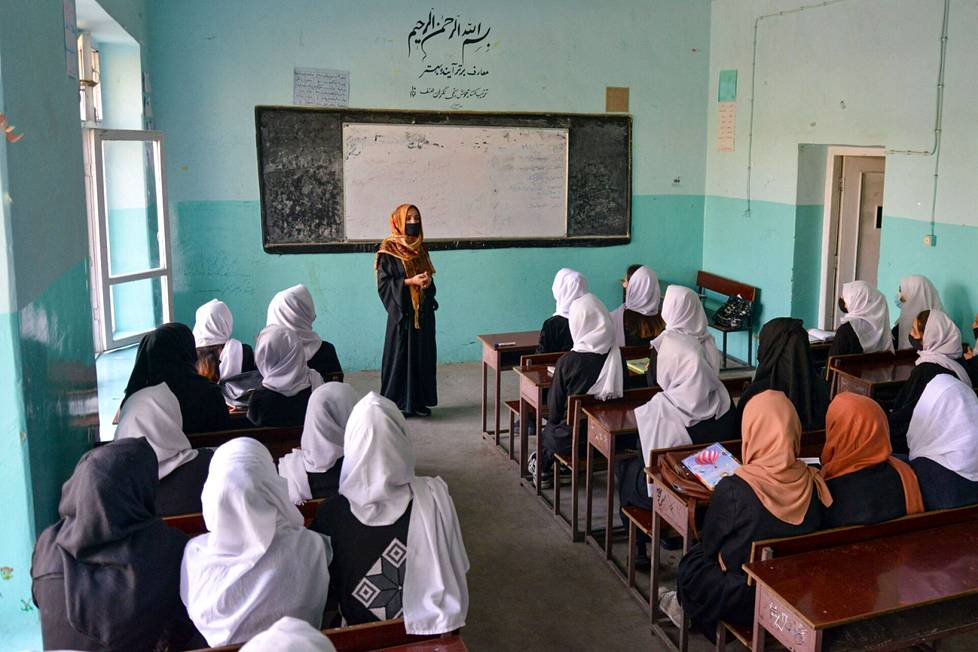 Taleban on estänyt yli 12-vuotiaiden tyttöjen koulunkäynnin.