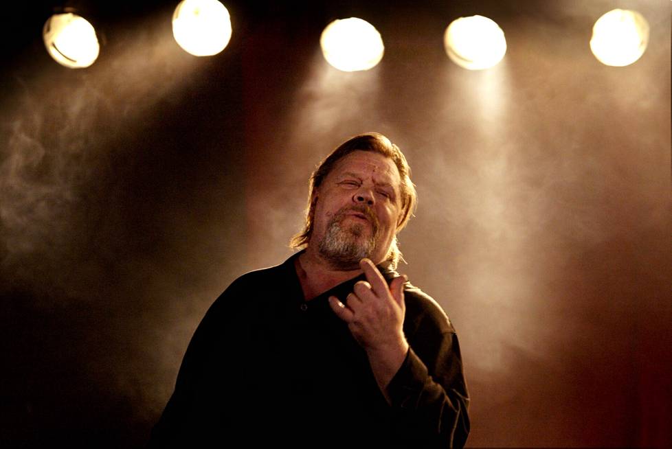 Vesa-Matti Loiri teki musiikkivideon laulamiinsa Junnu Vainion lauluihin Gloria-teatterissa vuonna 2003.
