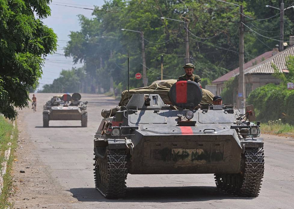 Venäjän joukot ajavat jalkaväen taisteluajoneuvoilla Lysytšanskissa Luhanskin alueella 4. heinäkuuta.