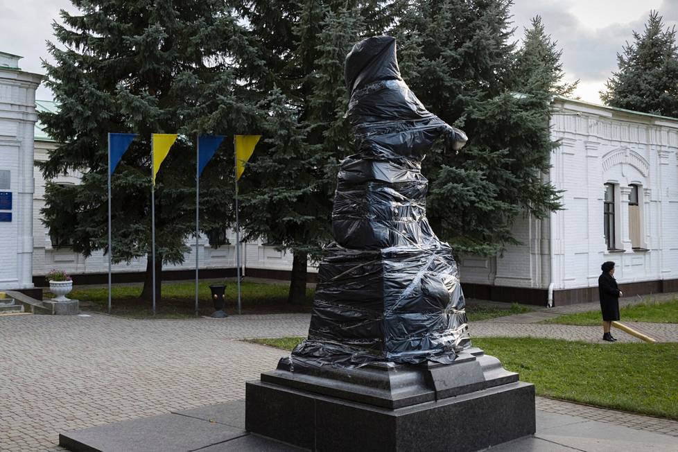 Venäjän tsaari Pietari I:n patsas Pultavan taistelusta kertovan museon edustalla.