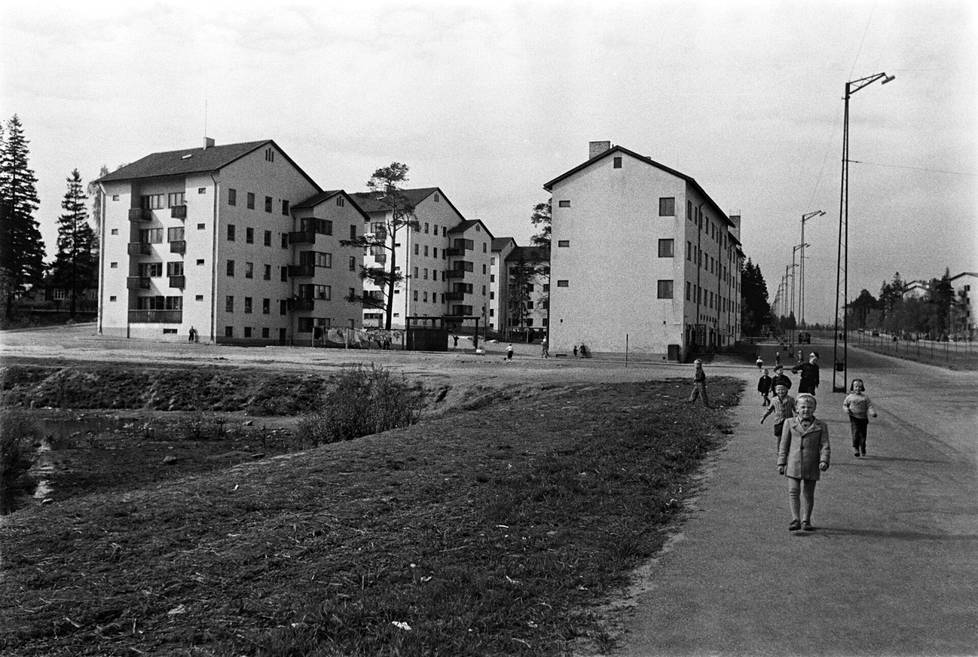 Mäkelänkatu 78–82 kuvattuna 1950-luvun alkupuolella. Käpylässä sijaitsevan taloyhtiön neljässä asuinrakennuksessa asui tuolloin yli 500 lasta.