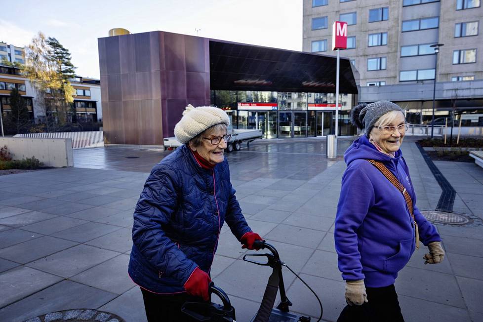 Soukkalainen Sirpa Lahti (oik.) toivoo, että metron myötä alueelle tulee lisää palveluita. Hän uskoo metron tulo heijastuvan myös asuntojen hintoihin myönteisellä tavalla. Lahti ja Sylvia Anttila olivat torstaina aamukävelyllä.