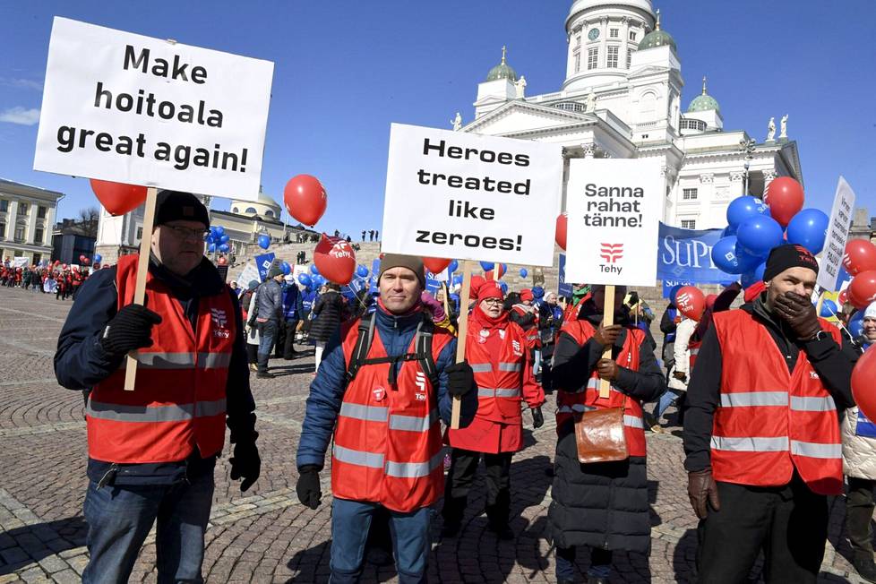 Hoitajien mielenosoituksessa vaadittiin rahaa pääministeri Sanna Marinilta lauantaina Helsingissä.