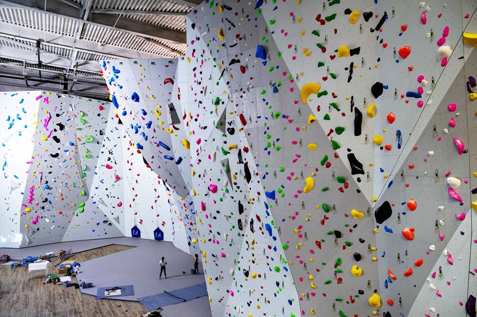 Kiipeilyareena Ristikko on yksi maailman suurimmista kiipeilyhalleista –  tältä siellä näyttää - Urheilu 