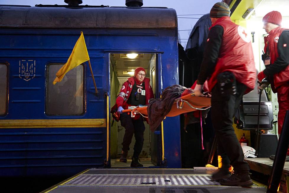 Lääkärit ilman rajoja -järjestön evakuointijuna siirtämässä potilaita Itä-Ukrainan Pokrovsista kohti turvallisemman lännen parempia hoitomahdollisuuksia.