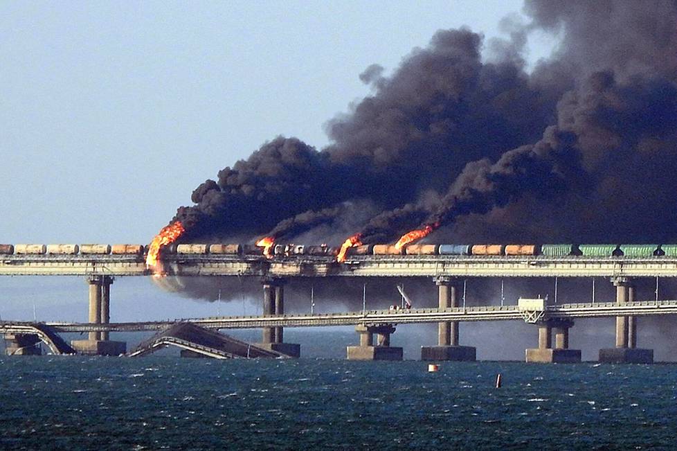 8. lokakuuta. Mustaa savua nousee palavista junavaunuista, jotka syttyivät kuorma-auton räjähdyksen jälkeen Kertšin sillalla. Silta yhdistää Krimin Venäjään.
