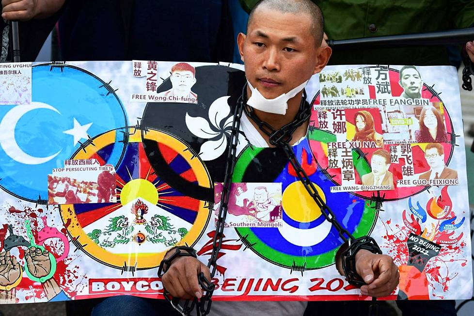 Mielenosoittaja protestoi Pekingin olympialaisten järjestämistä vastaan Kiinan konsulaatin edustalla Los Angelesissa helmikuun alussa.