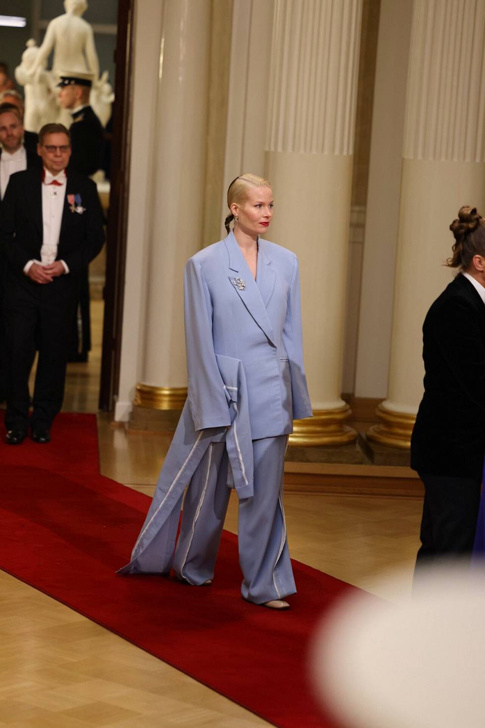 Visual artist Anni Puolakka wore a two-piece suit designed by Hanna-Lotta Hanhela.  Crafted from light blue wool crepe, the suit features light raw edge accents and tailored embroidery. 